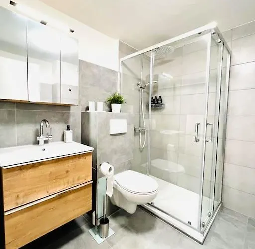 Herbstaktion Moderne 2-zimmer Im Stadtzentrum Mit Parkplatz Daire *